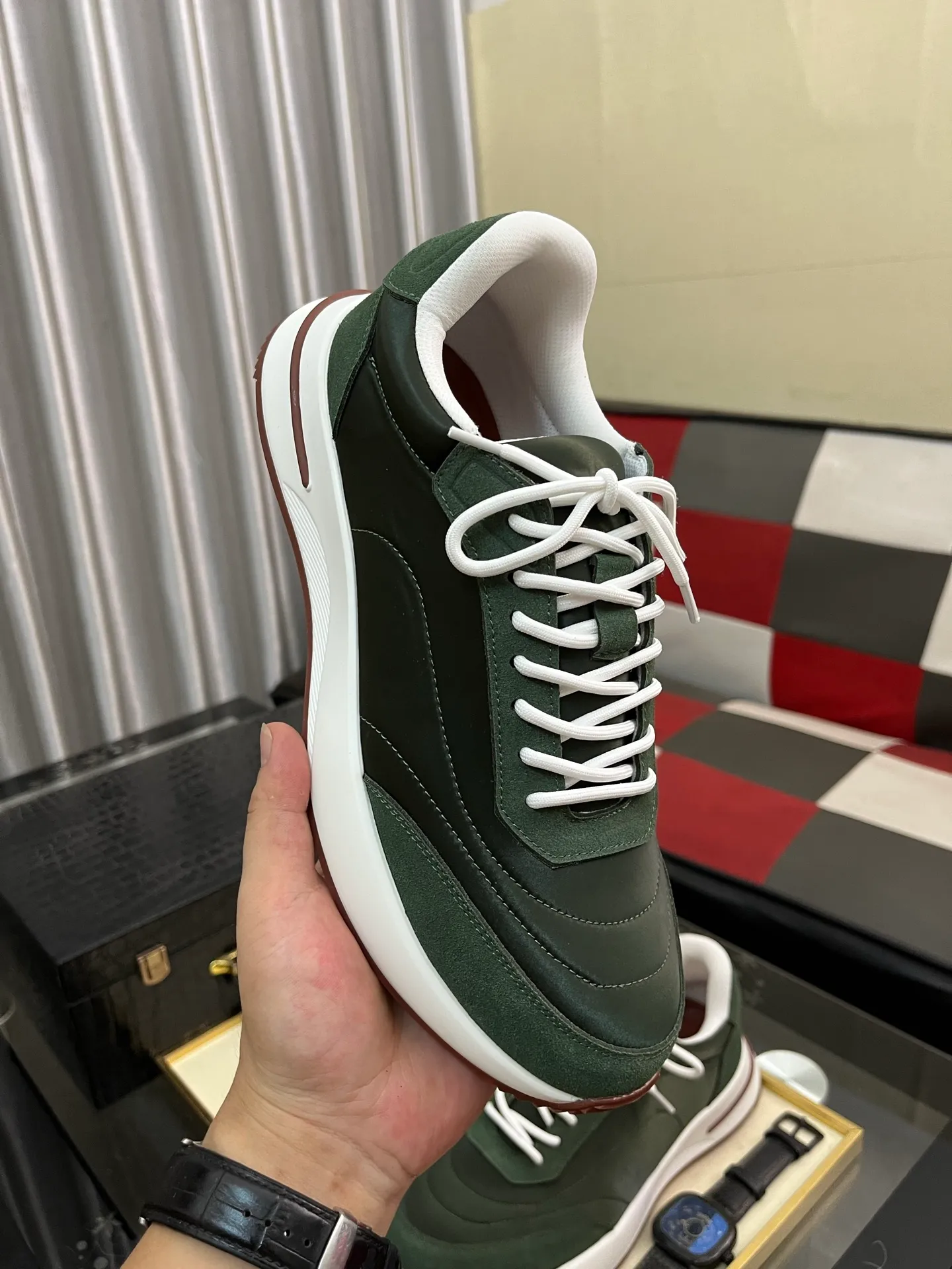 Men's shoes 💰458⌚️⌚️ Loro Pian* Loro Pian* casual shoes are made of cowhide frosted cowhide. Unique texture, simple and elegant, in line with Asian shoe lasts. Almond toe bar, apron style toe, drum-stitched upper. Same color stitching details. Slip-on style for easy on and off. Original color full cowhide lining. The insole is decorated with the 🈶️ brand logo. The original open-molded TPU raw rubber outsole. The soft rubber sole has super grip performance. Comfortable and casual style. You can create 🉑casual🉑formal urban style at will!  Code number: 38-44